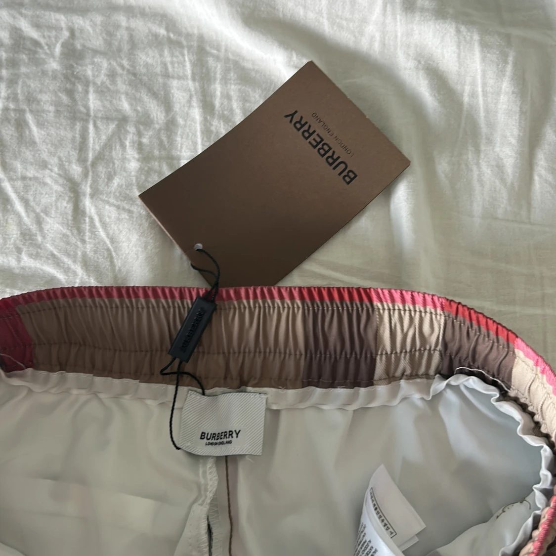 Rutig Burberry badshorts med snörning - 2