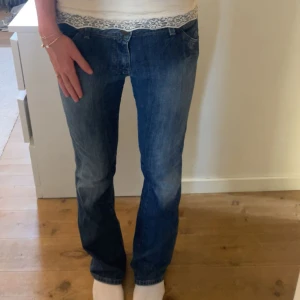 Wrangler Megan blå jeans W30 L34 - SJUKT snygga lågmidjade bootcut jeans från Wrangler, som tyvärr inte kommer till användning då jag har många liknande. De är i modellen Megan och storleken är W30 L34🩵