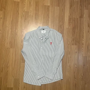 Ami Paris skjorta - Randig ami Paris skjorta i storlek S!! Skick 10/10 😀 har påse med också 😇