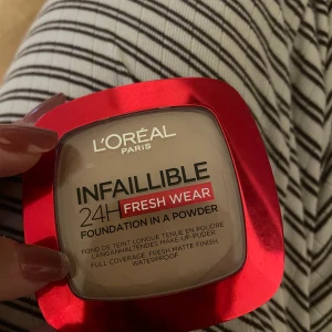 L'Oréal Infaillible 24H Foundation - L'Oréal Infaillible 24H Fresh Wear Foundation in a Powder i färgen 130 True Beige. Kompakt puderfoundation med full täckning, matt finish och vattenfast formula. Snygg röd och svart förpackning, perfekt att ha med i väskan.