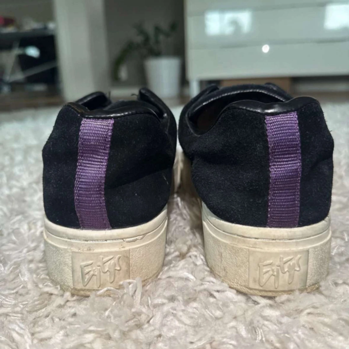 Svarta slip-on sneakers från Eytys - 2