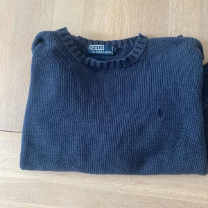 Stickad raulph lauren tröja - Säljer nu denna stickade raulph lauren tröjan. Tröjan är storlek S. Skicket är 9/10 då jag har använt den fåtal gånger. Bara skriv om ni undrar något! Priset kan diskuteras!