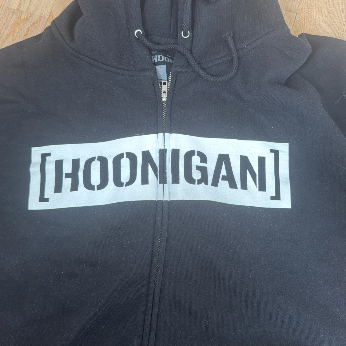 Svart Hoonigan hoodie med dragkedja - 1