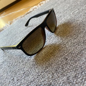 Svarta Ray-Ban solglasögon -  Bruna Ray-Ban Boyfriend solglasögon. Perfekta för att ge din stil en cool touch under soliga dagar.
