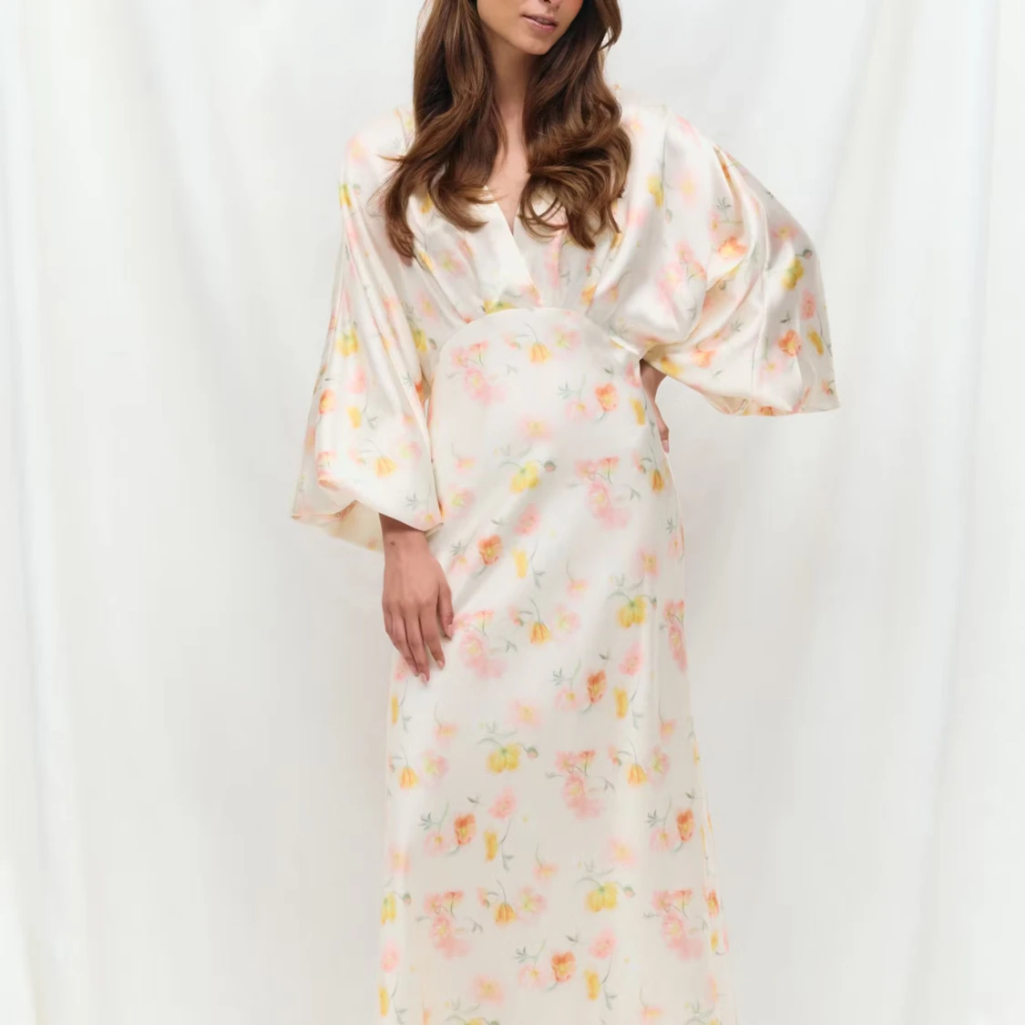 Blommig långklänning i sidenlook