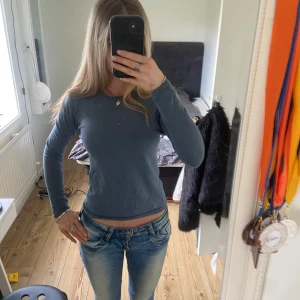 Blå tight stickad långärmad tröja från Filippa K - Hål i armhålorna, men inget märkbart. Tight och enkel blå stickad tröja med rund halsringning och långa ärmar från Filippa K. Snygg basic som passar till jeans eller kjol. Tröjan är i ett mjukt material och har en klassisk, stilren look. Storlek M men sitter som en XS.