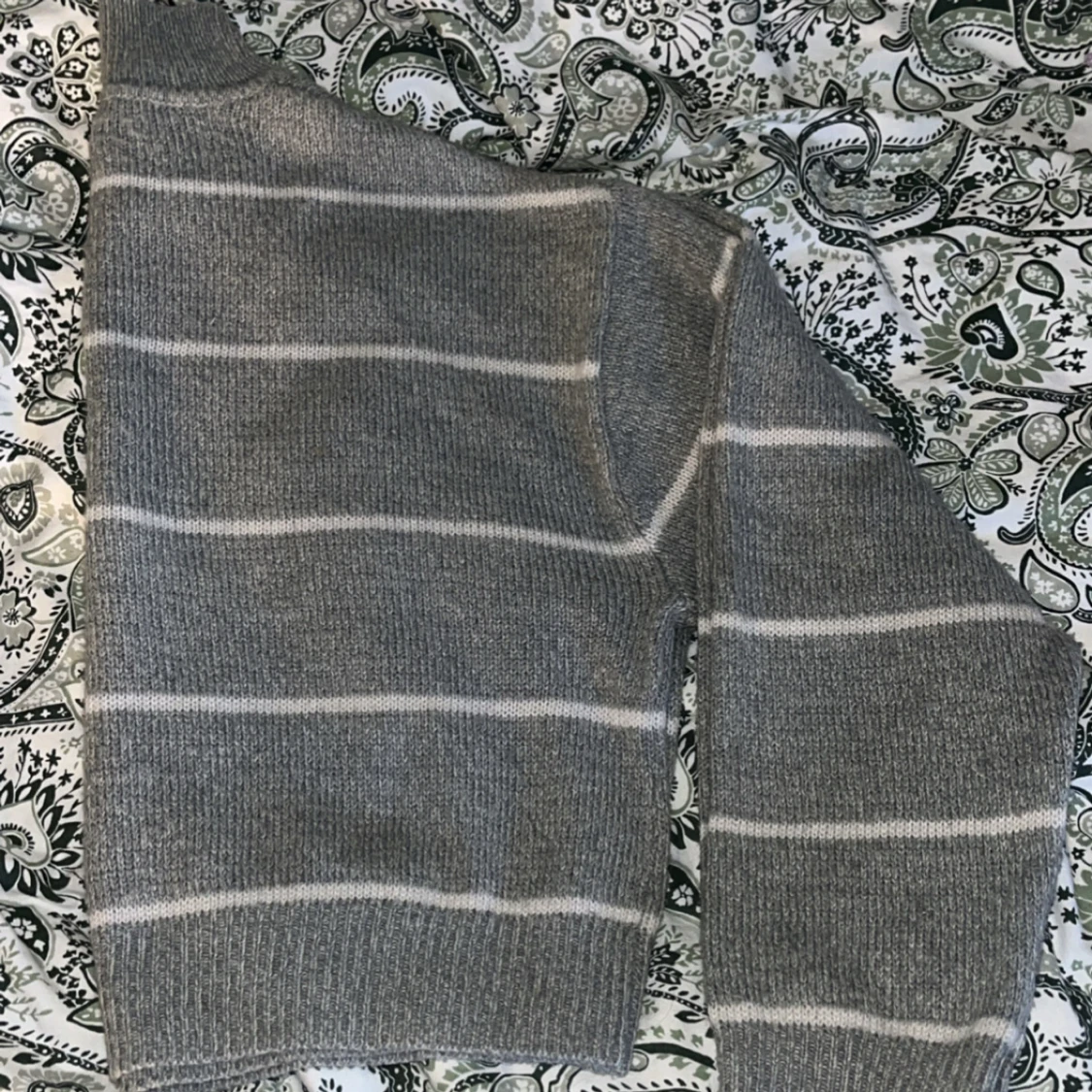 Grå randig stickad tröja - 2