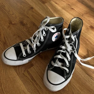 Converse Chuck Taylor all star, svarta sneakers 36  - Klassiska svarta Converse All Star höga sneakers i storlek 36. Perfekt för en avslappnad och stilren look. Bekväma och tidlösa. I mycket fint skick då ej använda så mycket.