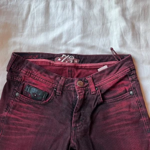 Lowwaist Röda / svarta  jeans  - Så coola vintage röda jeans från Pepe jeans! Jeansen är lowwaist och har så coola detaljer på fickorna ❤️