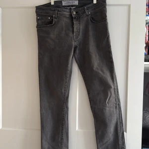 Jacob Cohën jeans (mörkgråa) - Säljer ett par riktigt feta jeans från Jacob  Cohën, byxorna har ett litet hål vilket syns på bild. Priset är inte hugget i sten!☺️