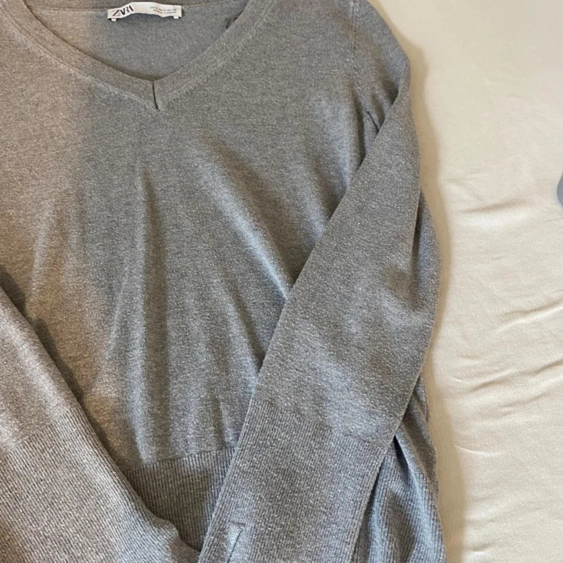 Grå v-ringad tröja från Zara - 1