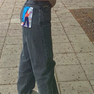 Eytys jeans - raka jeans i benz modell från eytys, jättefint skick! Knappt använda och passar unisex! Nypris ca 3000 kr - jag kan sänka mitt pris vid snabb affär! Storlek 24/32 och passar perfekt på mig som har 36 samt är 167 cm. 