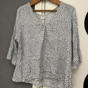 Söt blommig blus  - Söt blommig blus från lager 157 i storlek M. Fint skick!