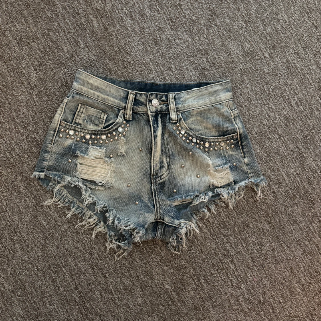 Jeansshorts med nitar och fransar