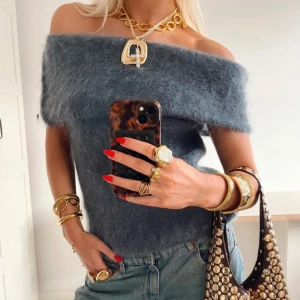 Grå stickad offshoulder topp Design by Si - Supermjuk och fluffig grå offshoulder topp från Design by Si. Aldrig använd. Färgen är lite blå/grå💞