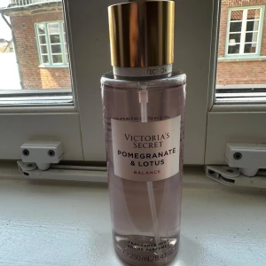 Victoria's Secret Pomegranate & Lotus - Fräsch och fruktig body mist från Victoria's Secret med doft av granatäpple och lotus. . Rymmer 250 ml. Ny