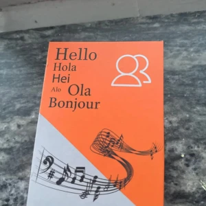 AI Translation Earphones - Detta är inte en bok, utan ett par AI-översättningshörlurar. Perfekt för dig som vill kommunicera på flera språk och upptäcka världen utan språkbarriärer. Snygg design och smidig förpackning – gör dig redo för internationella äventyr!