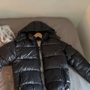 Moncler Maya jacka  - Säljer nu min Moncler jacka då den inte kommer till användning längre…. Den är köpt från Vinted i början av vintern så är rätt så ny… köpte den för 4500. Den är äkta. Skriv om ni har några frågor eller om ni vill ha mer bilder. MVH Victor