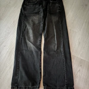 Bdg jeans Urban outfitters - Gråa baggy jeans från Urban outfitters märke: BDG. De är förstora därav säljs de. Inget fel på själva byxorna! Nypris 499kr