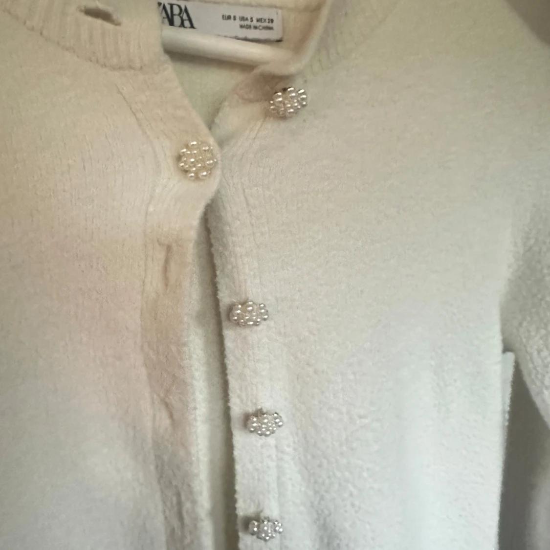 Vit kofta från Zara med pärlknappar - 1