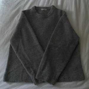 Mörkgrå stickad tröja ifrån gina tricot💞 - Säljer denna jätte mysiga tröja ifrån gina tricot!!💞tröjan är helt ny & aldrig använd🌸