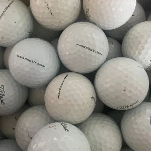 300+ bollar 10kr st  - Bilderna visar ett stort antal golfbollar sorterade i olika lådor, inklusive märket Titleist Pro V1. Perfekt för dig som vill fylla på golfbollar inför säsongen eller träningen. Passar både nybörjare och erfarna golfare som vill ha många bollar till ett bra pris.