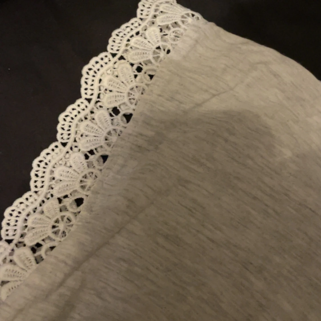 Ljusgrå blus med spets från KappAhl - 2