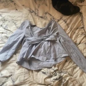 Zara blus - Jättefin blus från zara som är i mycket fint skick. Blusen är i storlek S och har inga defekter, säljer för att den är för liten för mig, själv tycker jag att den mer sitter som en xs/xxs därav inga bilder på. Skriv vid frågor💗