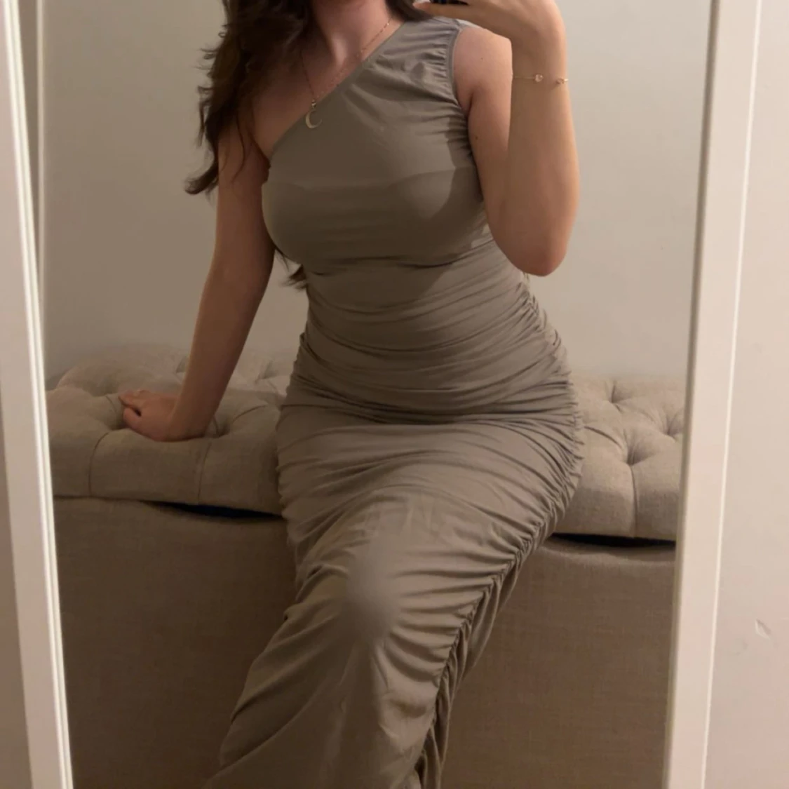 Beige långklänning oneshoulder