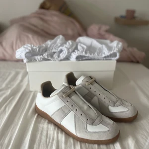 Maison margielas - Hej, jag säljer dessa helt nya och äkta Maison margielas som är i uk 8 som motsvarar 42✅kom med pris förslag. Vid köp så följer allt og med det vill säga box och dustbags men även tags🤯✅