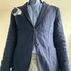 Linnekavaj från J.Lindeberg - Luftig och elegant blå kavaj i linne. Klassisk modell med patch-fickor, dubbla sidoslitsar och notch lapels som ger ett avslappnat men sofistikerat uttryck. Har en likadan fast grön i min profil 😊