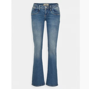 Ltb valerie jeans - Såå snygga jeans från ltb i modellen valerie! Heeelt slutsålda!!! Midjemått:36cm Innerbenslängden:82cm!🙌🏽🙌🏽