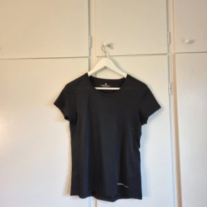 Svart träningst-shirt från Ronhill - Säljer en svart, enkel och stilren t-shirt från Ronhill i storlek XS💕passar till all typ av träning, storlek XS men passar mig som har S 💕