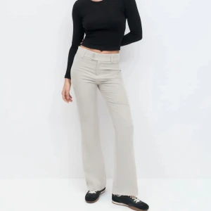 Beiga bootcut kostymbyxor - Säljer dessa kostymbyxor från Gina! Aldrig använda med prislapp kvar💓