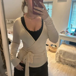 Beige omlott tröja  - Super fin långärmad tröja som endast är testad ❤️‍🔥❤️