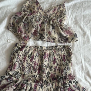 Zara set - Jätte gulligt set från Zara💝 Kjolen:300kr Toppen: 300kr Båda 600kr❣️Kjolen i S, Toppen i Xs. Går såklart köpa separat❣️