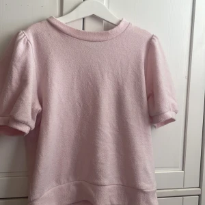 Ljusrosa tröja från 157 med puffärm - Ljusrosa T-shirt tröja från lager 157. Använts några gånger. Ganska tunn. Rätt kort i modellen.