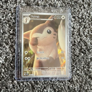Furret - Samla på denna coola Furret Pokémon-kort! Med 120 HP och attacker som Scratch och Jet Headbutt är det perfekt för dig som älskar Pokémon och vill utöka din samling med något unikt och färgstarkt.
