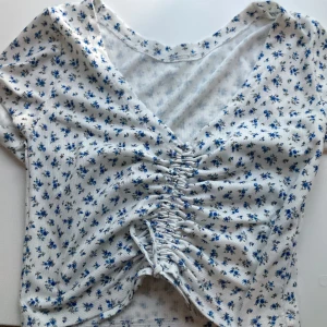 Blå blomming magtröja  - Blå blommig magtröja med rosett nästan aldrig använd