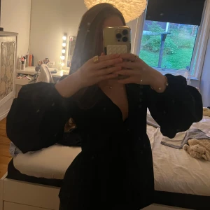 Nelly blus - Jättefin blus från Nelly som tyvärr inte kommer till användning. Den är väldigt luftig och skön och har en v-ringning framtill. En ögla har tyvärr gått av som visas på sista bilden, men inget man lägger märke till. Skriv för fler bilder eller frågor!