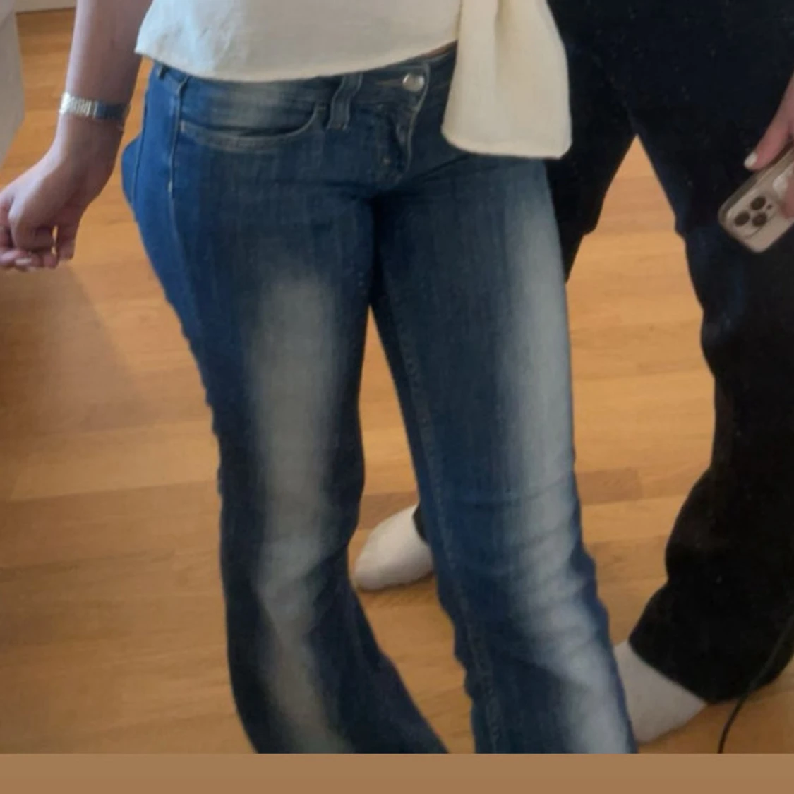 Blå bootcut jeans från Weekday  - 2