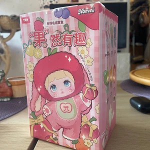 Nommi blind box - Fick en dupe i en blind box Nommi. Säljer den nu för billigare pris. Helt ny och man får med allt. Andra bilden är ett exempel på hur de ser ut. Kan avslöja vilken det är om köparen vill. Jag kan posta eller mötas i vissa delar av Skåne 