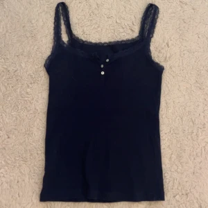 Brandy melville linne - Säljer detta linne från brandy melville, använd fåtal gånger. Spegeln som är smutsig inte plagget!!🙏🏼💕