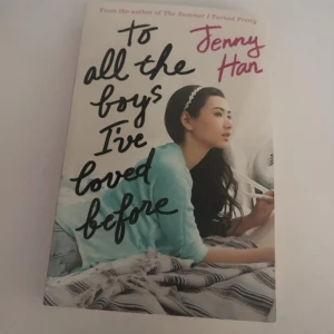 To All the Boys I've Loved Before - En charmig och modern ungdomsroman om Lara Jean, som skriver hemliga kärleksbrev till alla killar hon varit kär i. När breven plötsligt skickas ut vänds hennes liv upp och ner. Perfekt för dig som gillar romantik och drama!