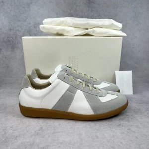 Maison Margiela Gats - Maison Margiela Gats. Skick: Superb!, Ingår: Box, dustbags och äkthetscertifikat! Tveka inte på att ställa frågor!