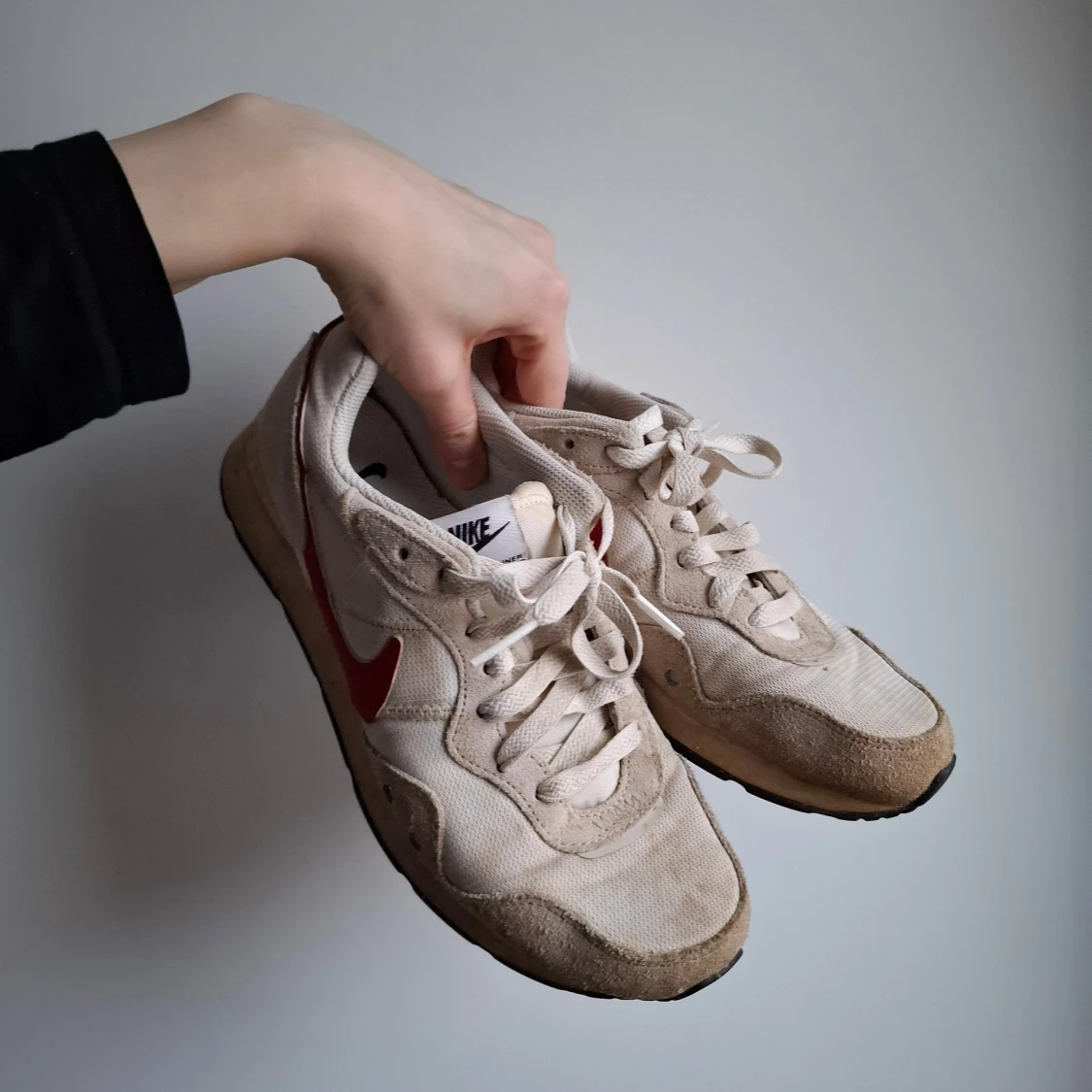 Beige Nike sneakers med röd swoosh