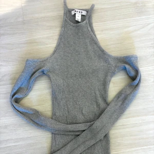 Grå ribbad offshoulder topp NA-KD XS - Aldrig använd, 93% bomull.