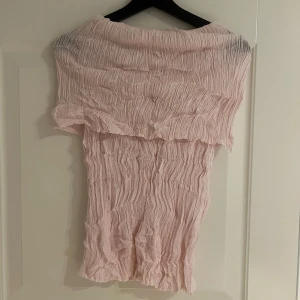 Off shoulder blus från Zara  - Rosa off shoulder blus från Zara 🩷 Mycket fint skick!!