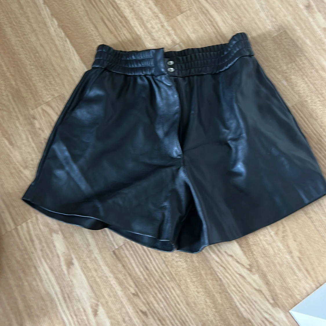Svarta skinnshorts från BikBok