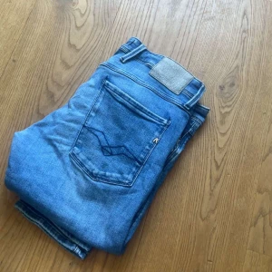 Blå Replay jeans - Tja, säljer mina blåa replay jeans. Dom är anbass  Hyperflex och storleken är W34 L30. Det är inga defekter och dom är i bra skick. Skriv vid minsta fundering